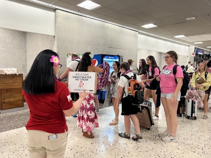 Honolulu Sweetwater High School Choir Airport Arrival